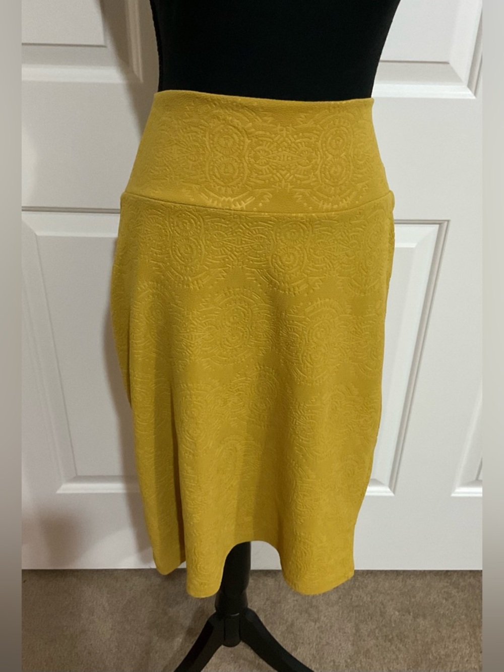 LuLaRoe XL Textured Mustard Cassie Pencil Skirt